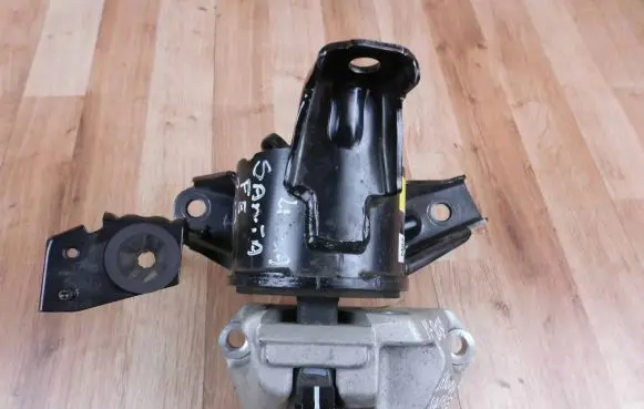 Hyundai Santa Fe Gearbox mounting bracket 452114G430