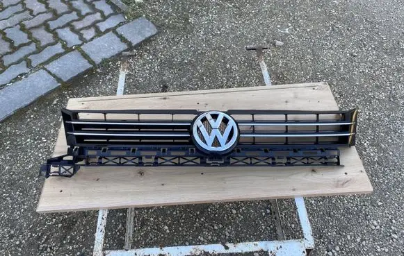 Volkswagen Touran II Front grill 1T0853653L