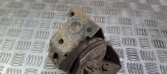 Volkswagen PASSAT B4 Engine mount bracket