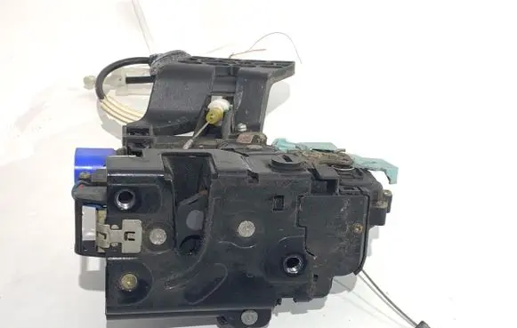 Volkswagen Touareg I Rear door lock 7L0839016