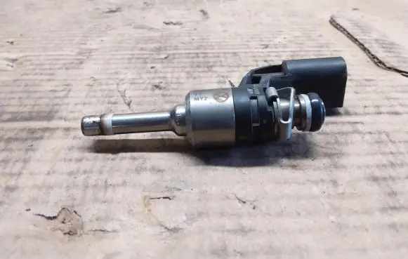 Volkswagen Golf VI Fuel injector 03C906036F
