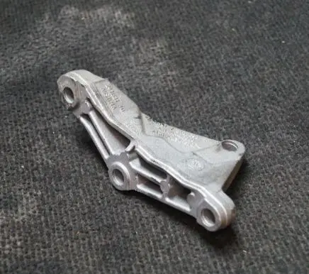 Engine mounting bracket