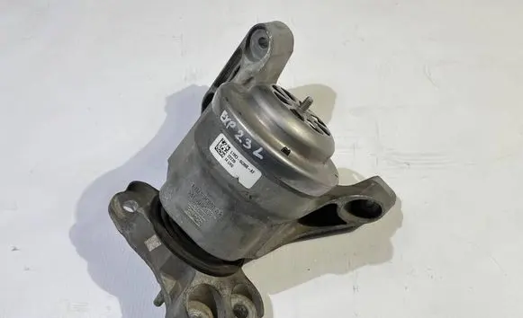 Engine mount vacuum valve