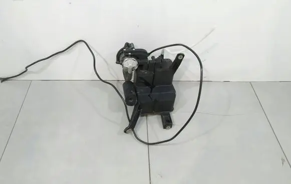 Audi A8 S8 D3 4E Fuel filter housing 7L8201801