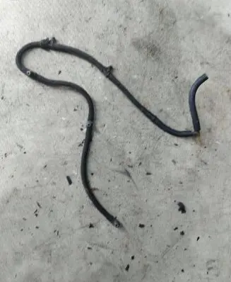 Volvo XC90 Fuel injector supply line/pipe 