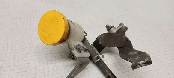 Subaru Outback Brake fluid reservoir 