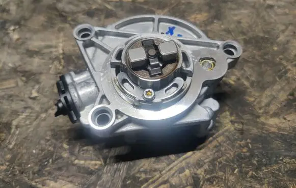 Opel Mokka B Vacuum pump 9812133880