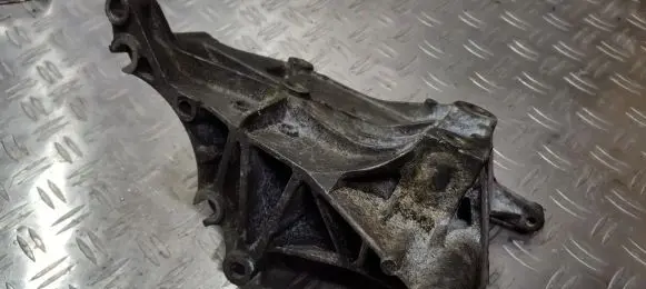 Volkswagen Golf III Engine mounting bracket 037903143g