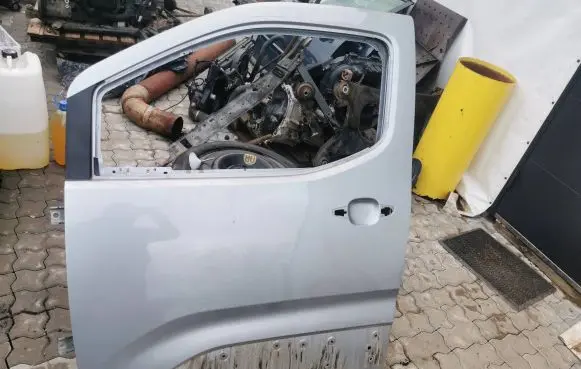 Opel Combo E Front door