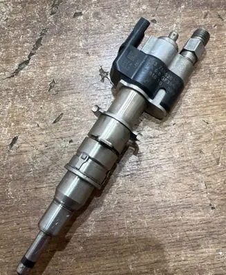 BMW 3 E90 E91 Fuel injector 7585261 10181010 PA66GF3596