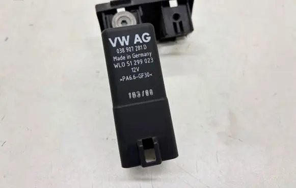 Volkswagen Touran I Glow plug pre-heat relay 038907281D