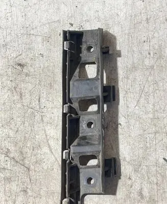 Volkswagen PASSAT B6 Front bumper mounting bracket 3C0807184