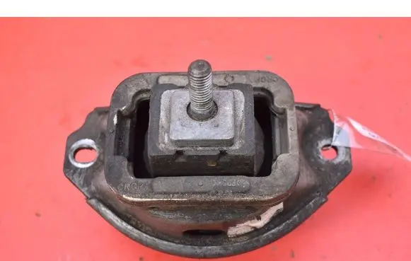 Engine mount vacuum valve