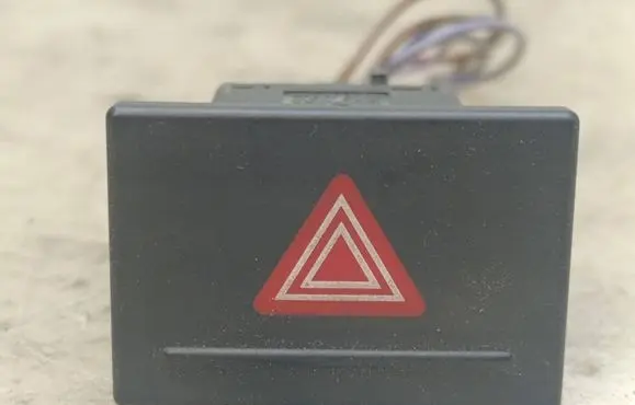 Volkswagen Touareg I Hazard light switch 7L6953235A 30005