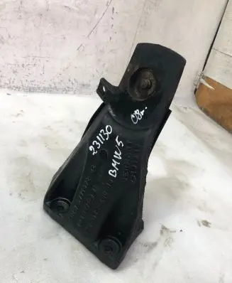 BMW 5 E60 E61 Engine mounting bracket 677107202