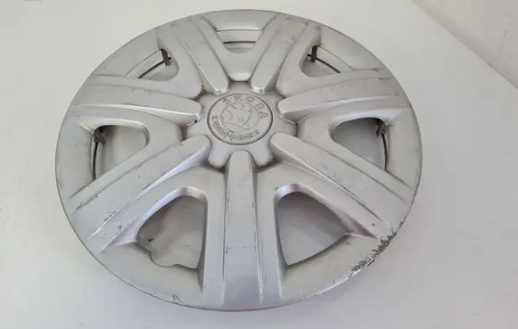 Skoda Fabia Mk2 (5J) R15 wheel hub/cap/trim 5J0601147
