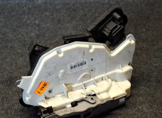 Skoda Octavia Mk3 (5E) Front door lock 5E2837015B