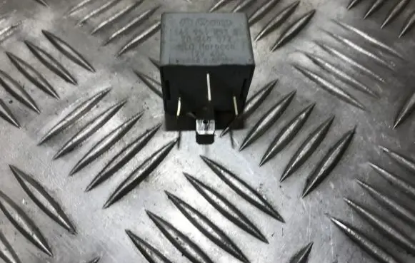 Volkswagen PASSAT B5.5 Other relay 141951253b 20240072