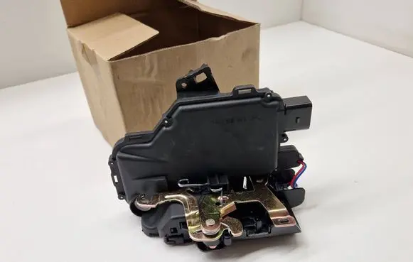 Skoda Fabia Mk1 (6Y) Front door lock 3B1837016A