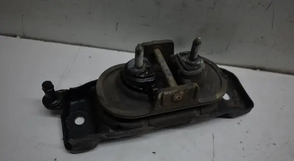 Engine mount bracket