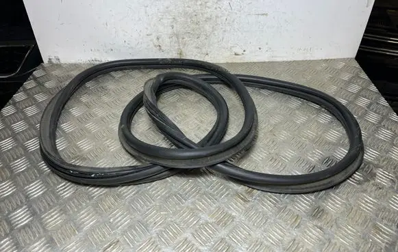 Peugeot 5008 II Loading door rubber seal (on body) 