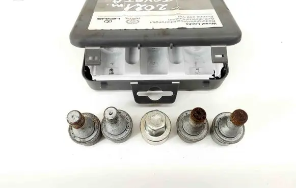 Toyota Aygo AB40 Anti-theft wheel nuts and lock PW45600005