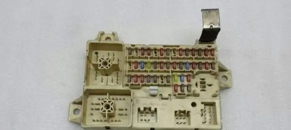 Jaguar S-Type Fuse module XR88432
