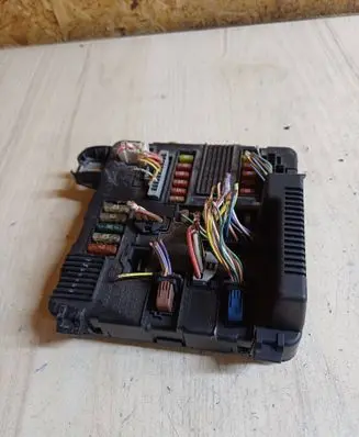 Renault Scenic II - Grand scenic II Fuse module 8200306032B S118399200E 05048