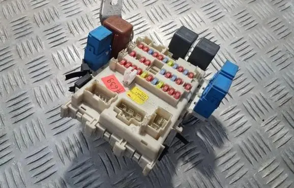 Nissan Primera Fuse box set 24350av700 0128031