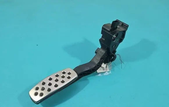 Accelerator throttle pedal