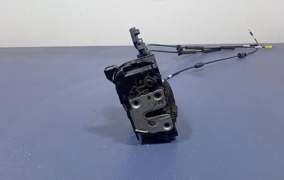 Opel Vivaro Rear door lock 825021395R