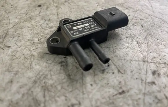 Volkswagen PASSAT B5.5 Exhaust gas pressure sensor 0281002711 07z906051a