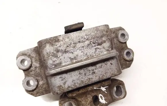 Volkswagen PASSAT B6 Engine mount bracket 3C0199555