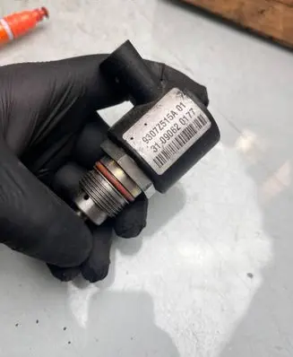 Mercedes-Benz E W211 Fuel pressure regulator 9307Z515A 31090620177
