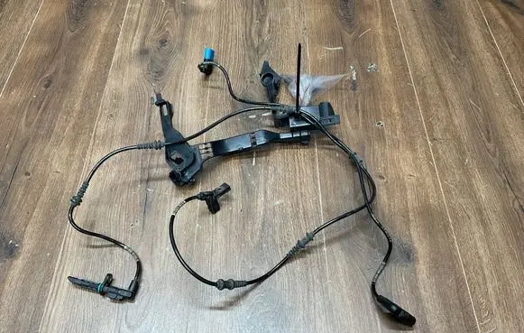 Mercedes-Benz E W213 Front ABS sensor wiring A2135403605 A2135402405
