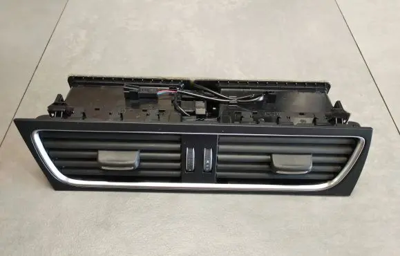 Audi A5 Sportback 8TA Dash center air vent grill 8T1820951E