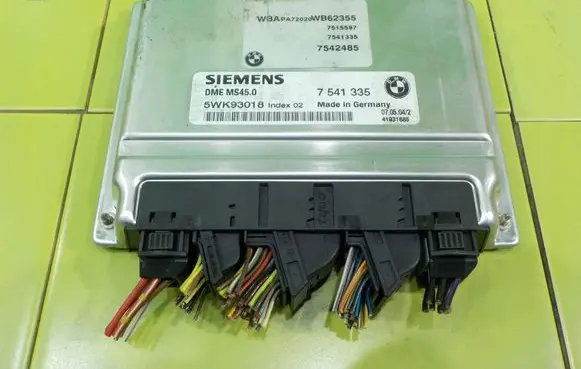 BMW X3 E83 Engine control unit/module 5WK93018 XP265