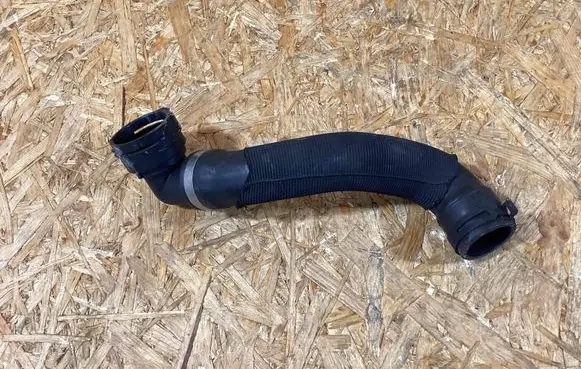 Porsche Macan (95B) Intercooler pipe mounting bracket 95b122101f