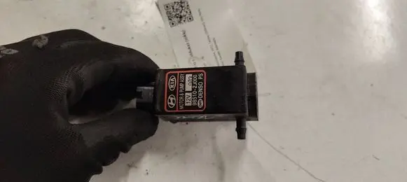 KIA Sorento Windscreen/windshield washer pump 985102J000