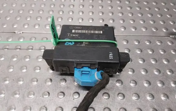 Audi A3 S3 8P Gateway control module 1K0907530E
