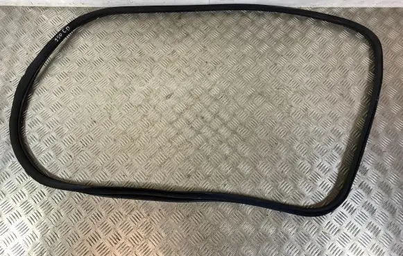 Jeep Grand Cherokee WL Rear door rubber seal (on body) 