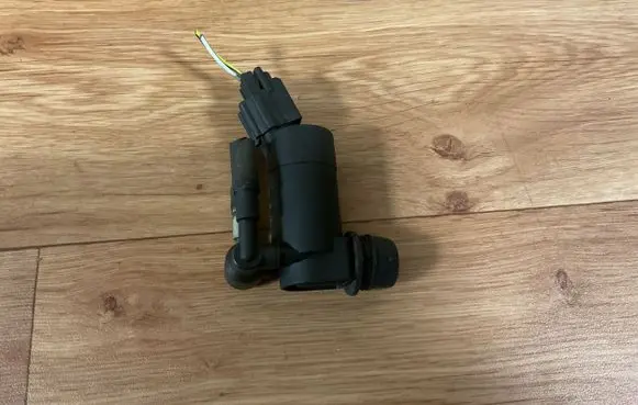 Ford Mondeo Mk III Windscreen/windshield washer pump 1S7117K624FD T655C