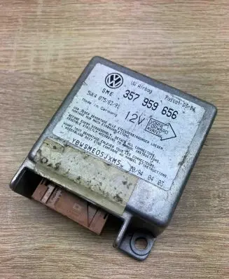 Volkswagen PASSAT B4 Airbag control unit/module 357959656 5WK2804