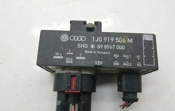 Volkswagen Polo Coolant fan relay 1J0919506M