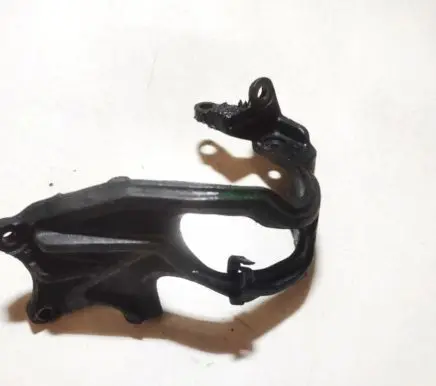 Engine mounting bracket