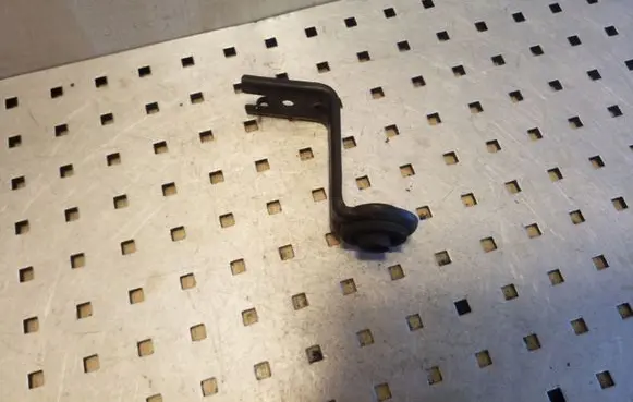 Toyota Avensis T270 Radiator mount bracket