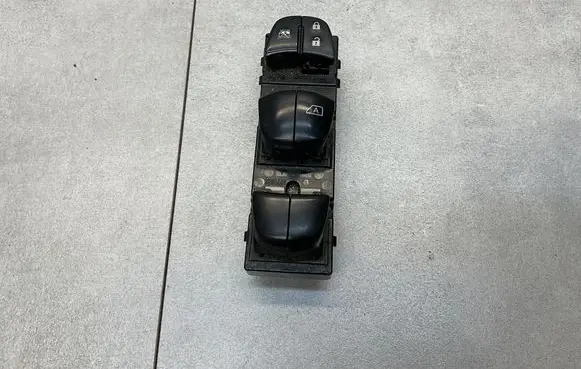 Nissan Qashqai Electric window control switch