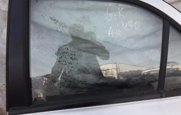 KIA Sorento Rear door window glass