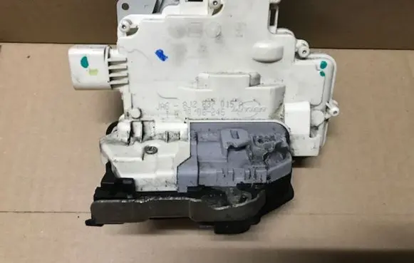 Audi Q7 4L Front door lock 8J2837015A