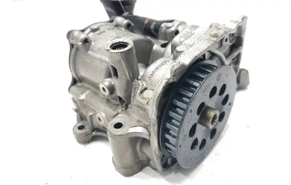 Volkswagen Golf VII Oil pump 04L145208D